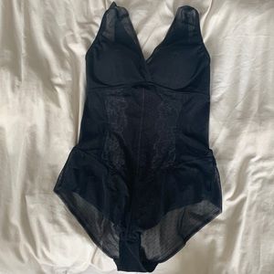 NWT Understance Darby Smooth Lace Contour Bodysuit with Built-In Bra, Black L